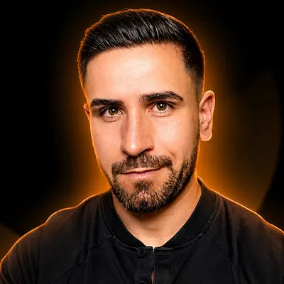 Kevin Söll portrait – professional main headshot in warm light